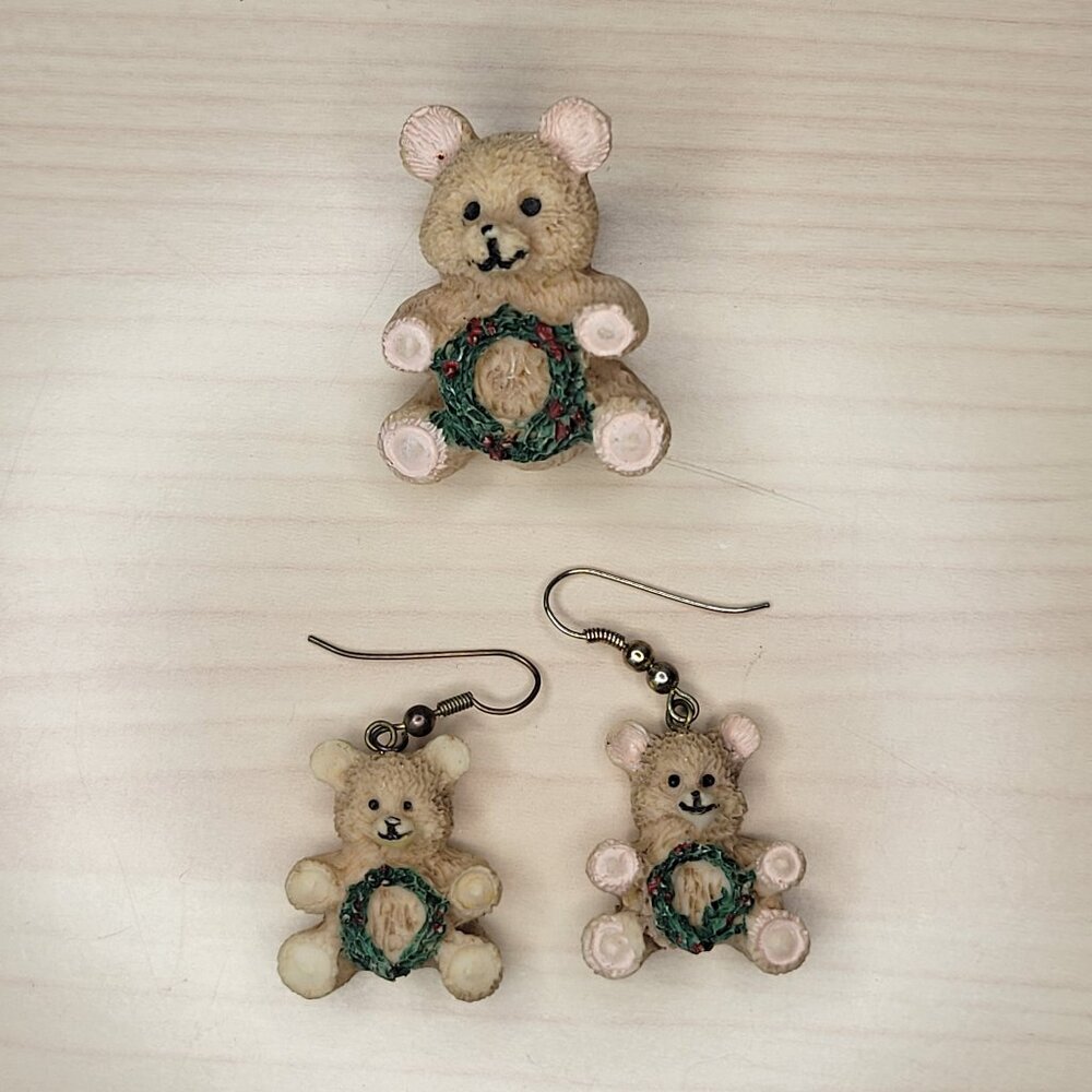 Vintage Resin Christmas Wreath Teddy Bear Gold-Tone Earrings Pin Brooch Set EUC